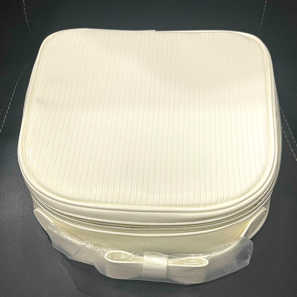 ❤️🔥HOST PICK 🔥🌸Brand New Estée Lauder cosmetic Bag in white patent/glossy